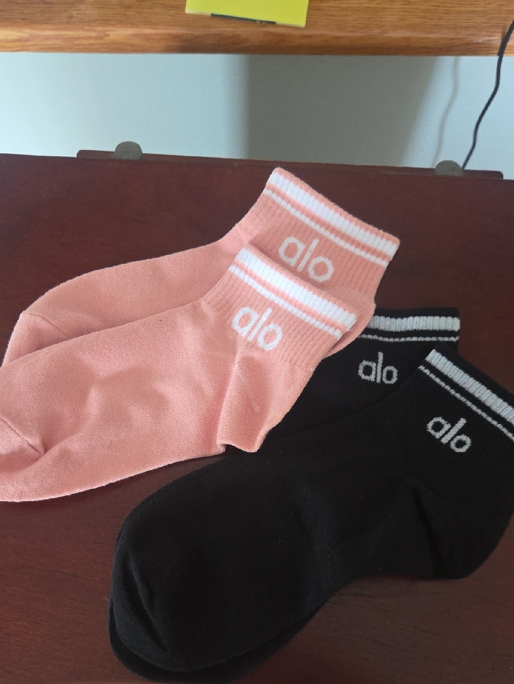 ALO Yoga Athletic Crew Socks in Peach and Black